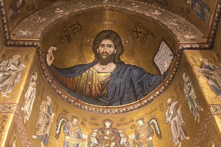 Appassionata spiegazione del Tempio D’Oro agli studenti della Scuola Guglielmo II a cura di Don Nicola Gaglio e Don Natale Centineo