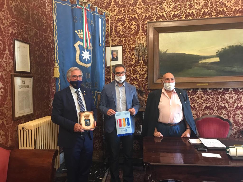 Il sindaco accoglie  il governatore del Rotary Sicilia – Malta