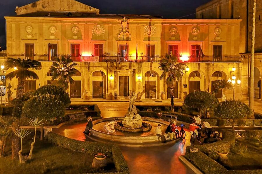 Giornata internazionale per l’eliminazione della violenza contro le donne. Il Palazzo Comunale si tinge di Rosso.