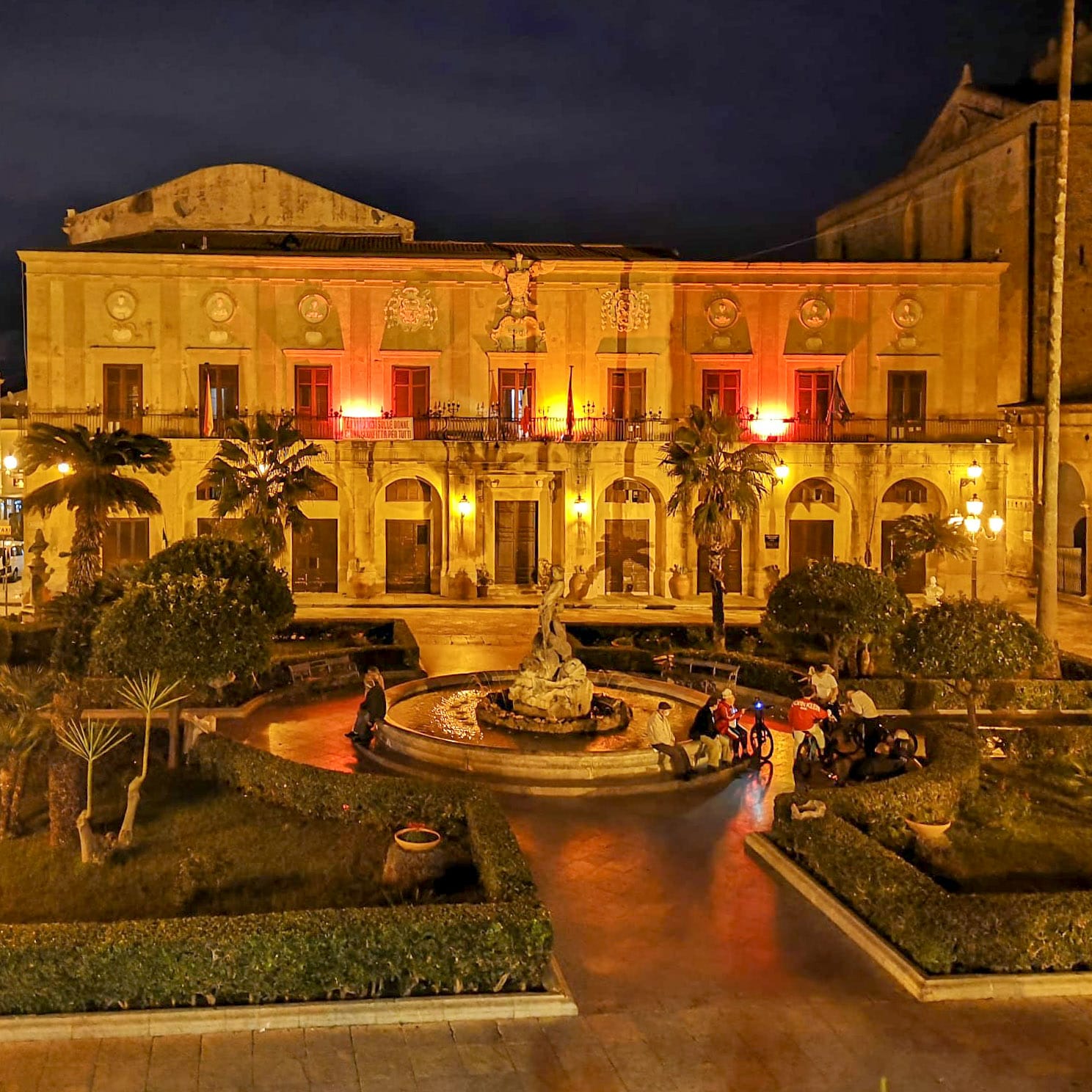 Giornata internazionale per l’eliminazione della violenza contro le donne. Il Palazzo Comunale si tinge di Rosso.