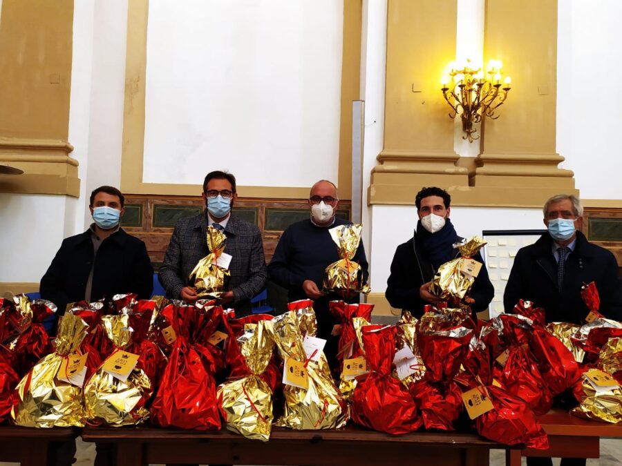 Natale alla Caritas : Panettoni per le famiglie in difficoltà dalla Presidenza della Regione