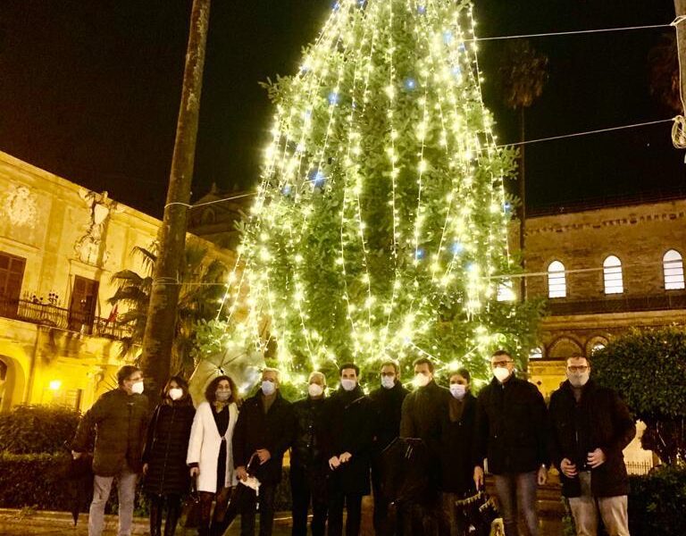 Si accende l’Albero di Natale: Il sindaco Alberto Arcidiacono “La forza della condivisione dia a tutti noi la capacità di accendere la speranza”