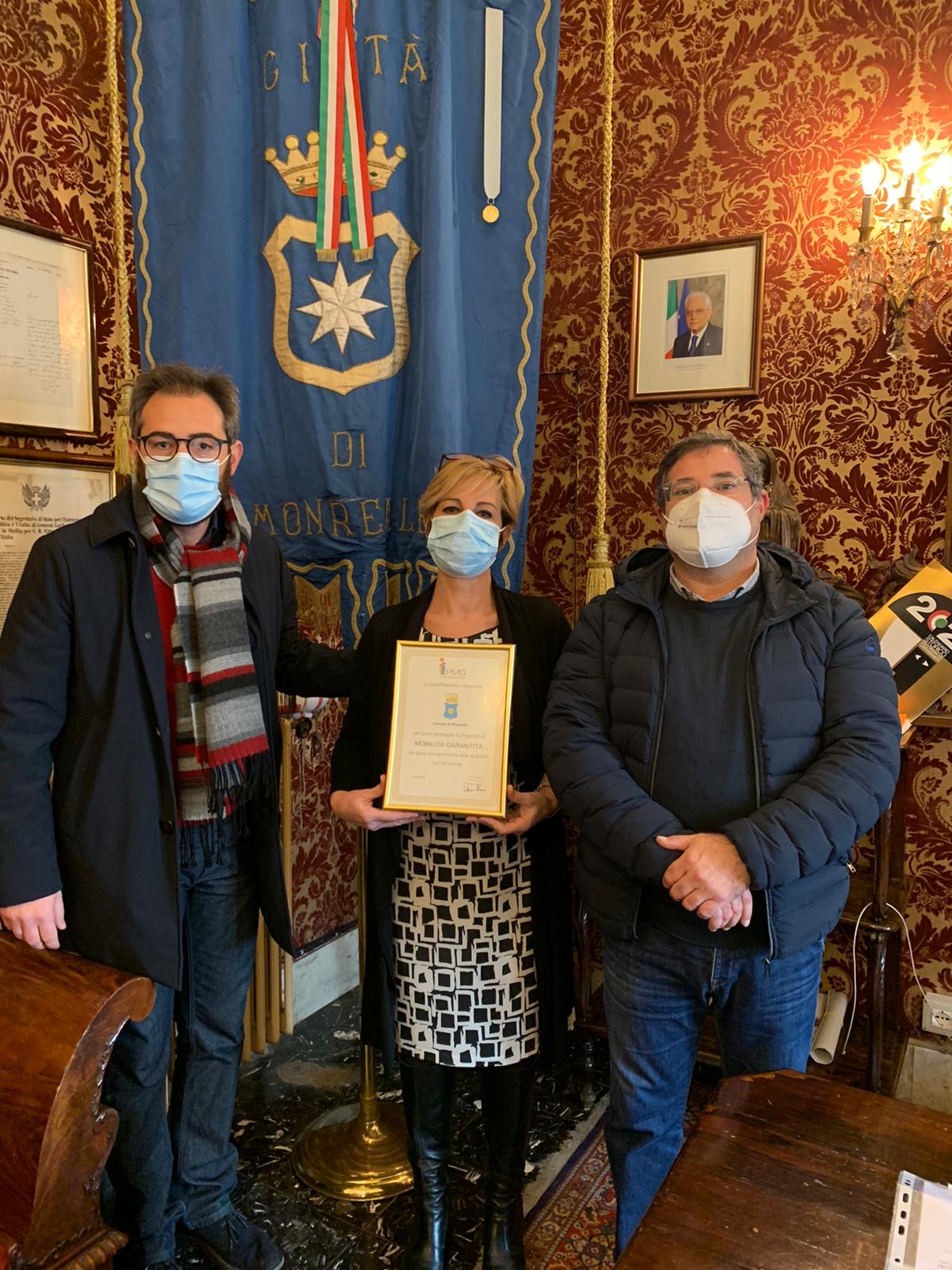 Pulmino per anziani e disabili: il sindaco Alberto Arcidiacono consegna pergamene ai commercianti che hanno contribuito al progetto di mobilità garantita