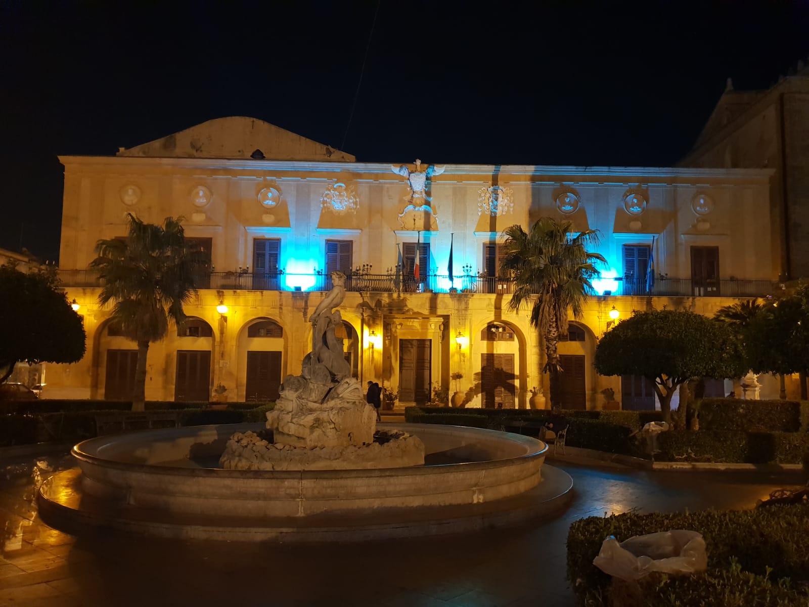 Giornata internazionale delle malattie rare. Il Palazzo di Città illuminato di blu.