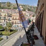Bandiere a mezz’asta a Palazzo di Città per esprimere cordoglio  per la morte dell’ Ambasciatore Luca Attanasio e del Carabiniere Vittorio Iacovacci uccisi in Congo.