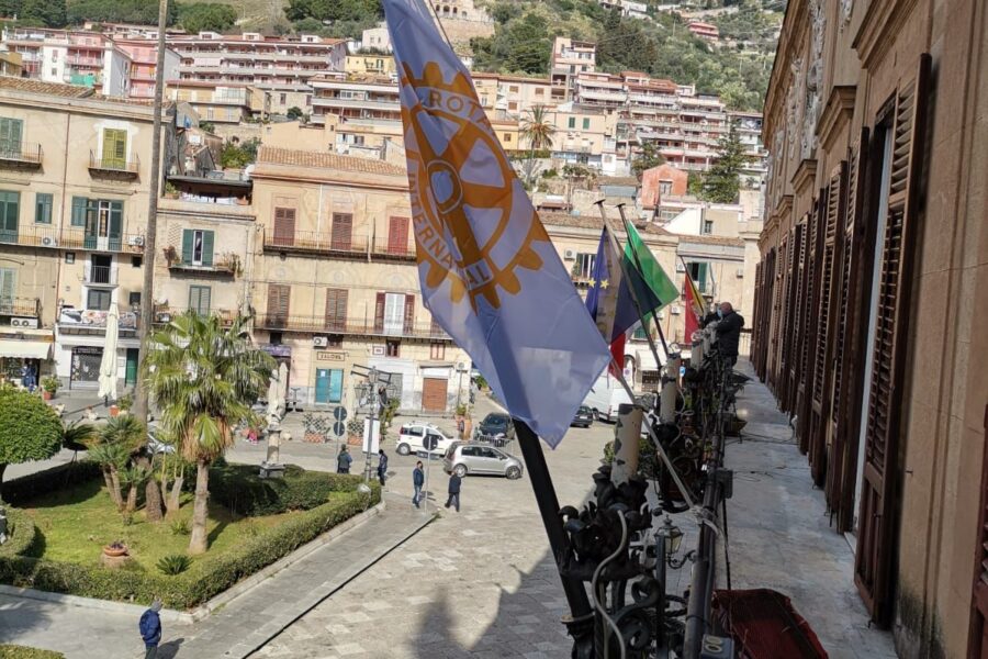 Bandiere a mezz’asta a Palazzo di Città per esprimere cordoglio per la morte dell’ Ambasciatore Luca Attanasio e del Carabiniere Vittorio Iacovacci uccisi in Congo.