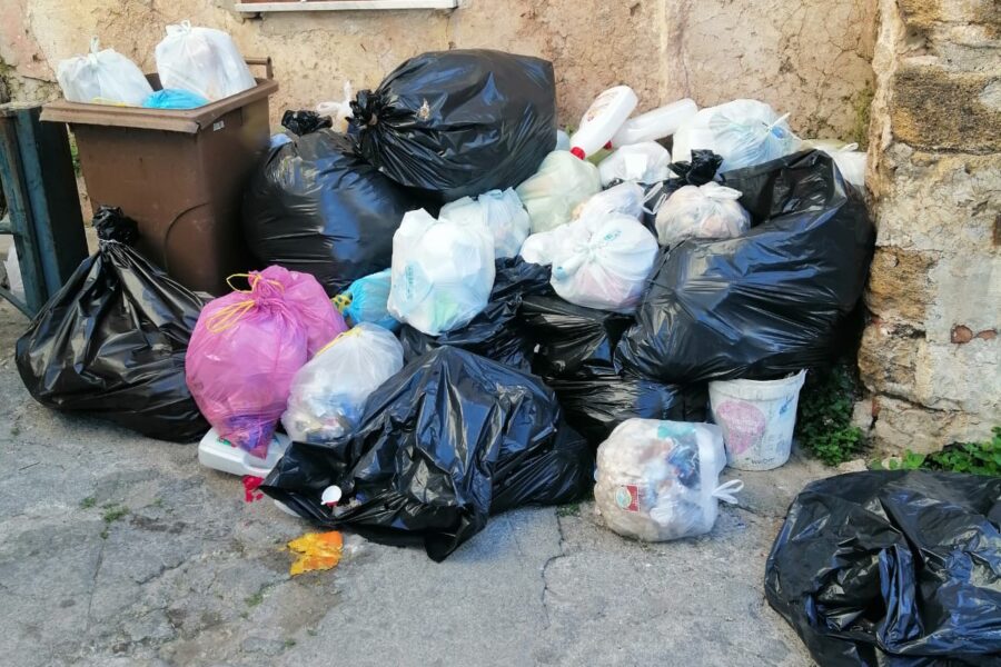 Abbandono dei rifiuti al Quartiere Carmine: la Polizia municipale multa tre furbetti