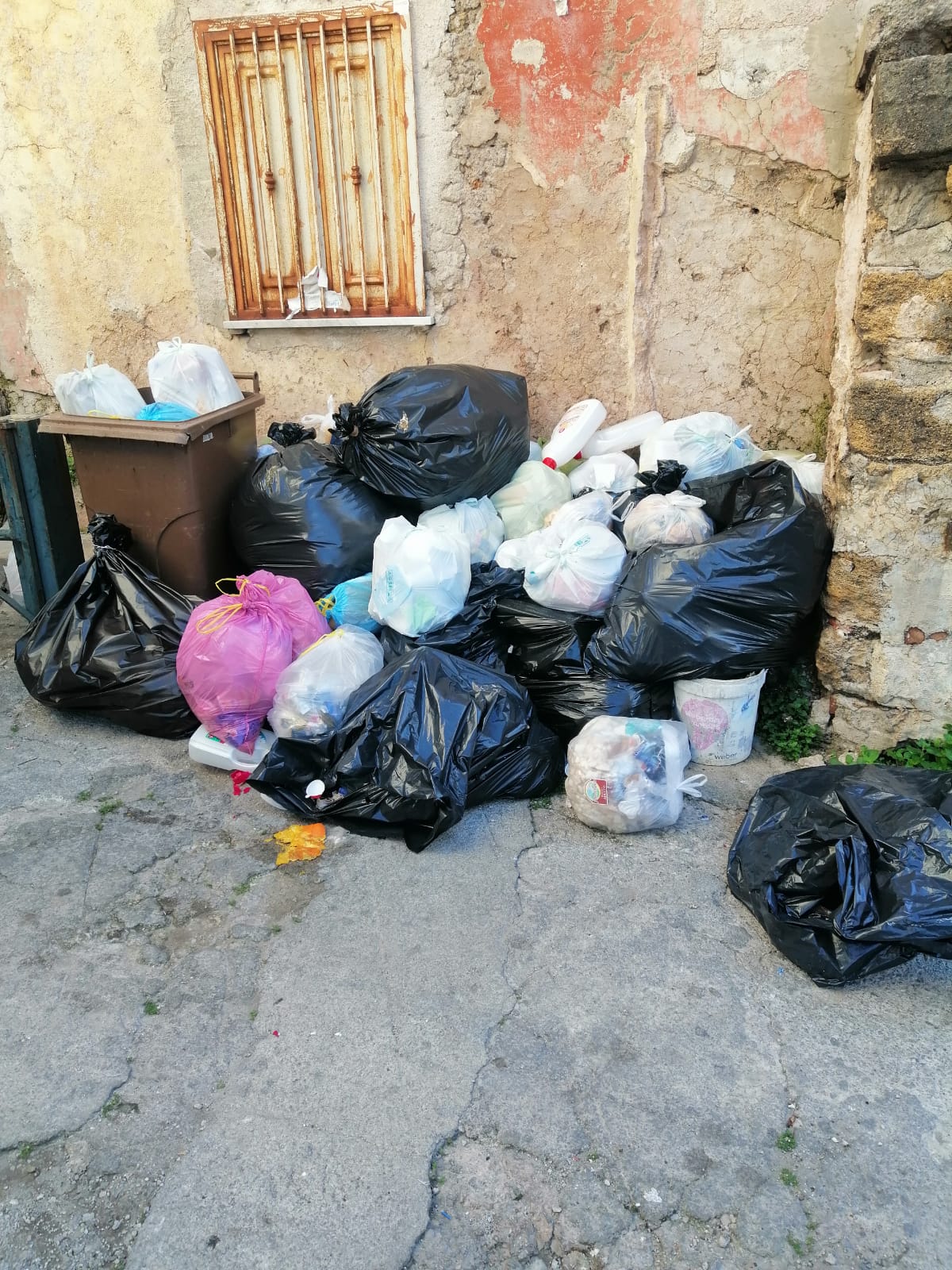 Abbandono dei rifiuti al Quartiere Carmine: la Polizia municipale multa tre furbetti