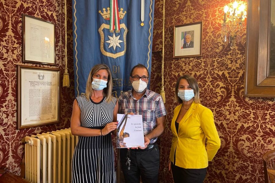 Una copia del libro sulle immagini del Santissimo Crocifisso del fotografo Giuseppe Giurintano donata alla biblioteca comunale