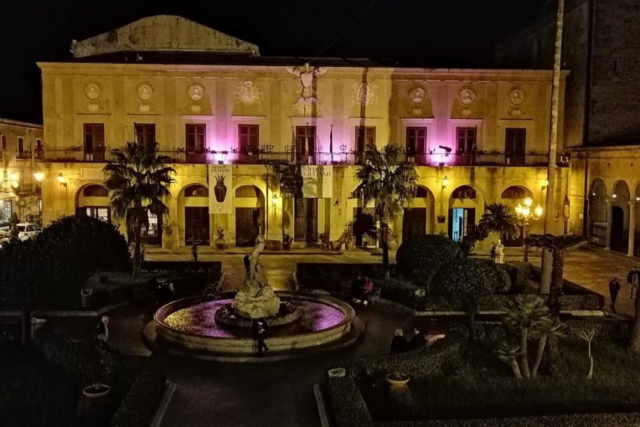 Giornata Internazionale del Tumore al Pancreas. Il Palazzo di Città si illumina di viola