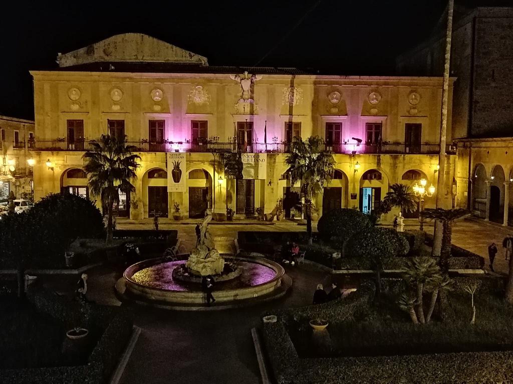 Giornata Internazionale del Tumore al Pancreas. Il Palazzo di Città si illumina di viola