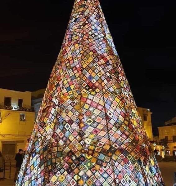 Inaugurazione dell’Albero della solidarietà e della mostra Buon Natale ceramica 2021 “il presepe artistico di Elisa Messina e le opere dei maestri ceramisti monrealesi .
