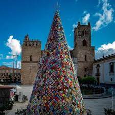 Impazza sui social Il coloratissimo Albero della solidarietà di Monreale