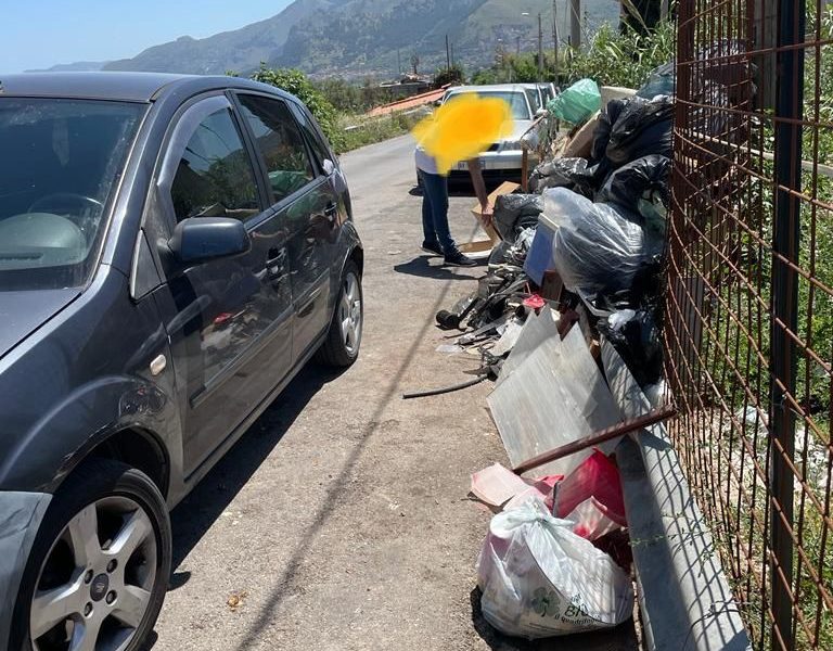 Furbetto dei rifiuti scoperto dalle videocamere:L’Assessore Grippi intensifica i controlli.