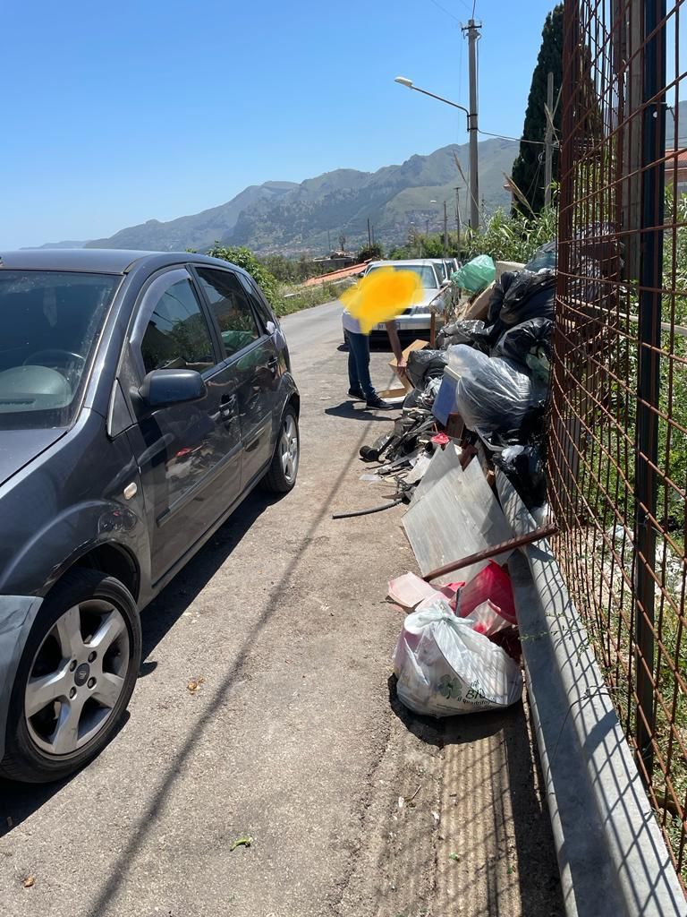 Furbetto dei rifiuti scoperto dalle videocamere:L’Assessore Grippi intensifica i controlli.