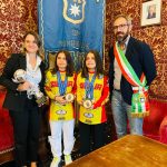Trofeo Delle Regioni 2022: il sindaco Alberto  Arcidiacono premia le gemelle La Mantia , eccellenze del Minienduro