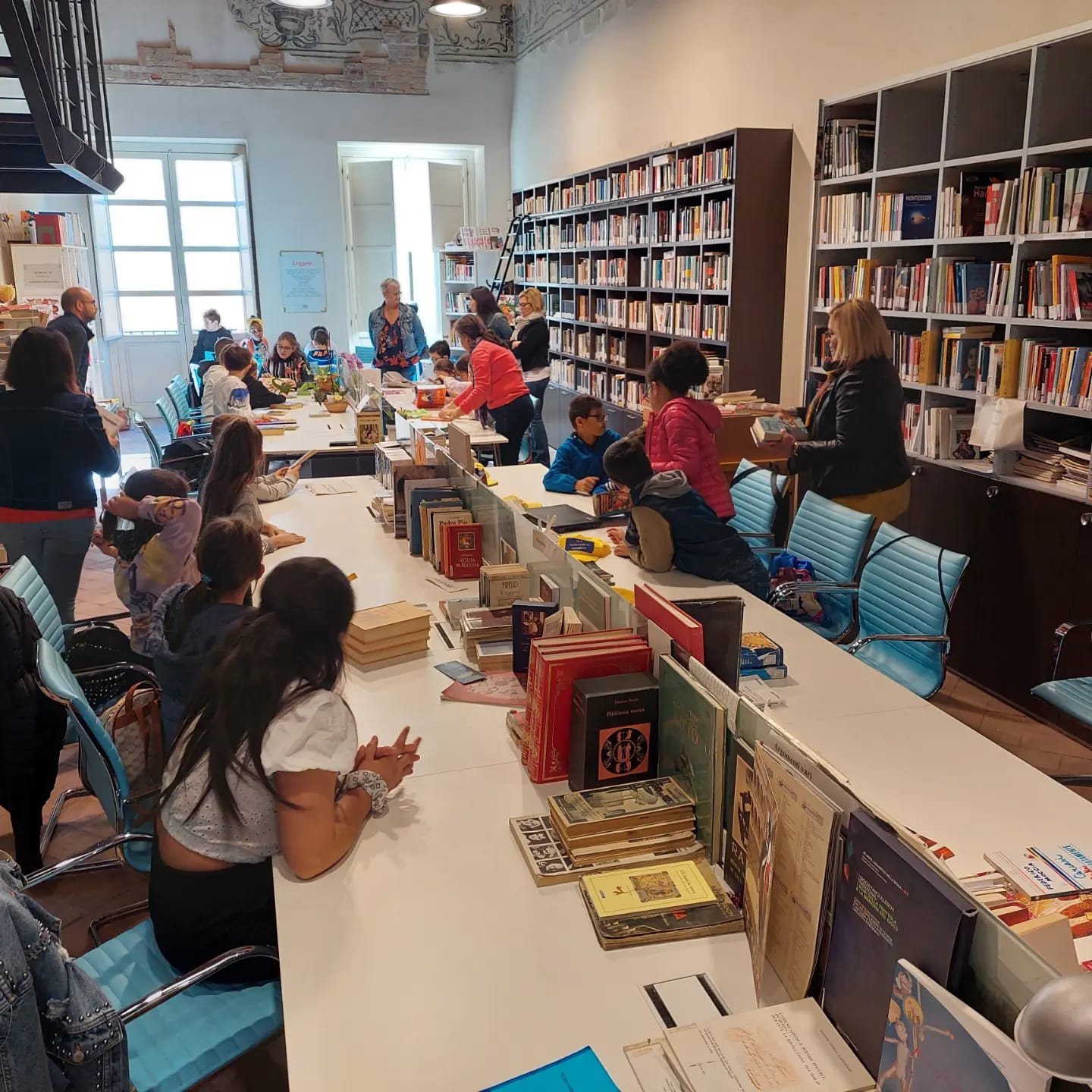 Vivace mattinata alla biblioteca di Casa Cultura