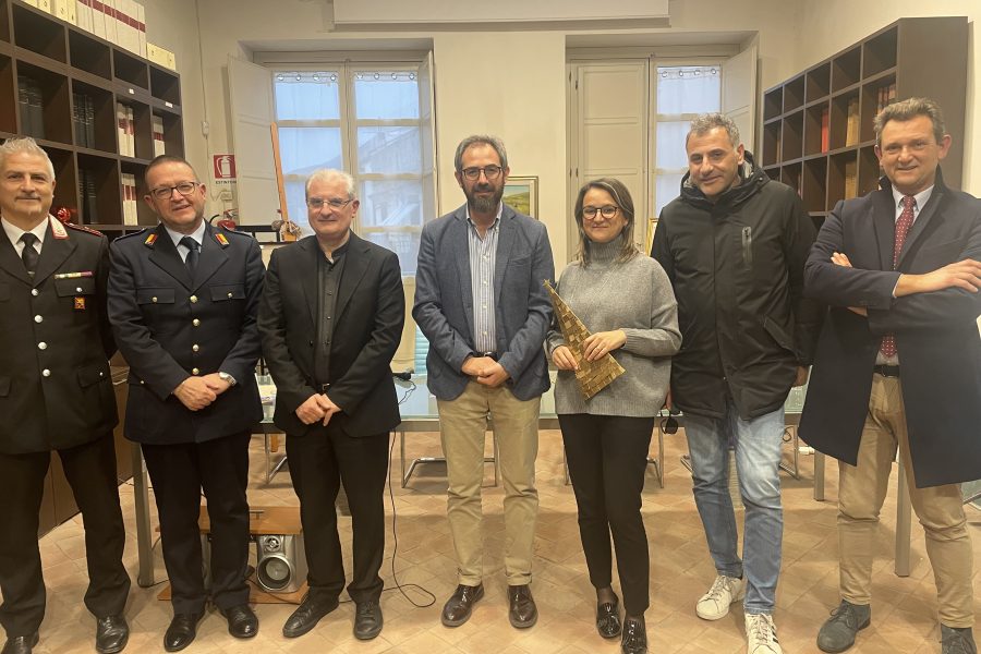 Un grande albero con 1172 tessere dorate apre il Natale 2022 a Monreale