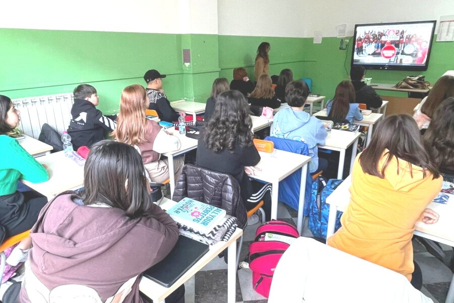 “Un nodo blu contro il bullismo”: L’iniziativa della Scuola Veneziano-Novelli