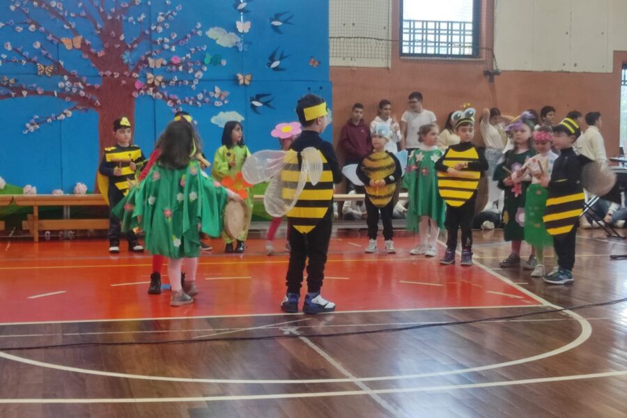 Raccontare la primavera con linguaggi diversi, quello del mito e della poesia, della musica e dell’arte, della danza e del ritmo. 