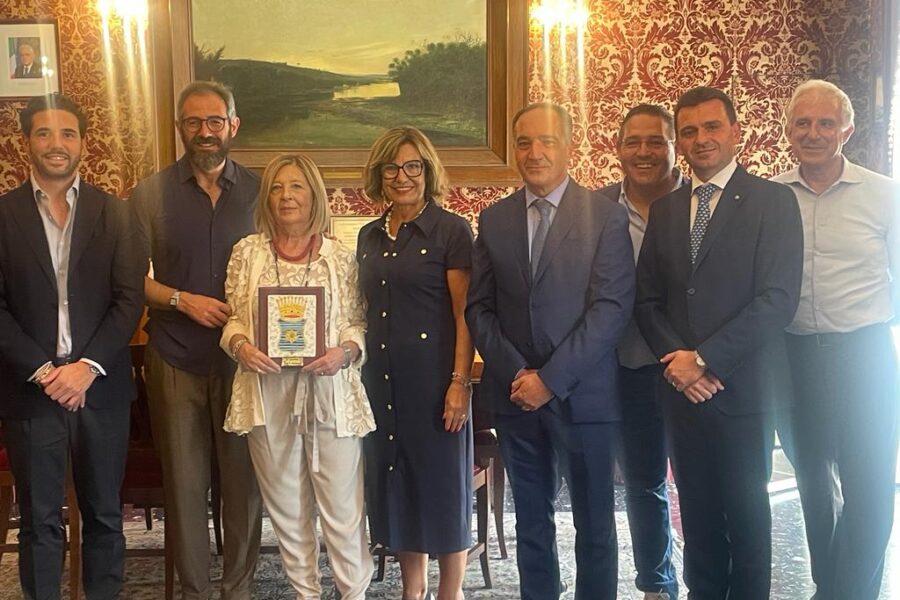 Va in Pensione Carla Giurintano : Oggi il Saluto al Palazzo con l’amministrazione comunale