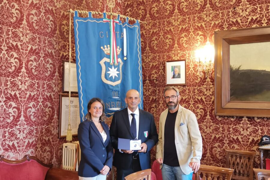 Il sindaco Alberto Arcidiacono premia Francesco Paolo Montesanto pluricampione mondiale, europeo ed italiano di tiro dinamico sportivo della FITDS