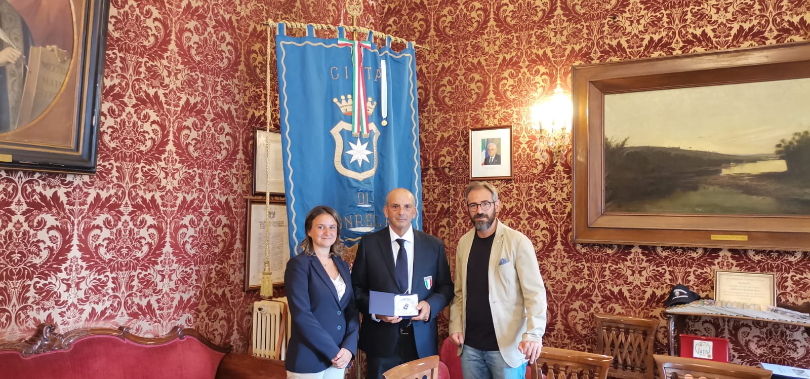 Il sindaco Alberto Arcidiacono premia Francesco Paolo Montesanto pluricampione mondiale, europeo ed italiano di tiro dinamico sportivo della FITDS