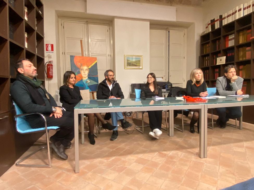 “Contro le onde del mare” il libro della giovane scrittrice Jennifer Lombardo chiude le manifestazioni dedicate dall’amministrazione comunale alla Giornata per l’eliminazione della violenza sulle Donne.Tante le iniziative che hanno visto la collaborazione di scuola e istituzioni