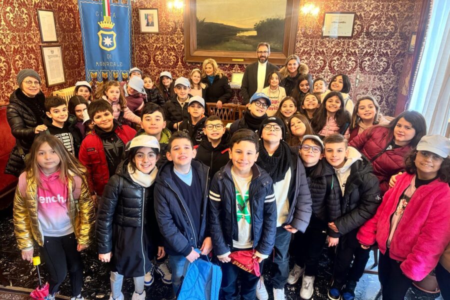 Gli alunni della Scuola Margherita di Navarra, plesso di Villaciambra in visita in Sala Rossa e alla Biblioteca Santa Caterina