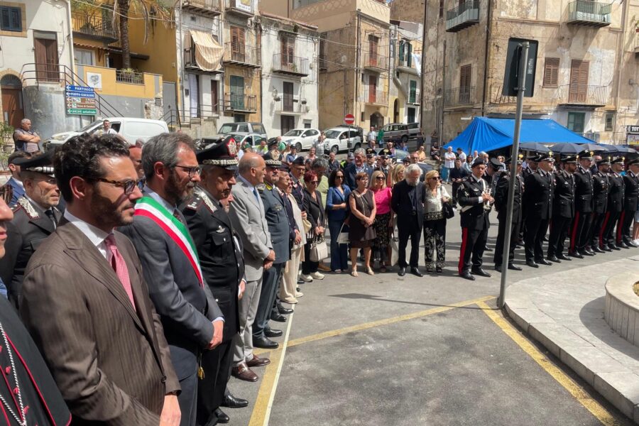 41° Anniversario dell’omicidio del capitano Mario D’Aleo, dell’appuntato Giuseppe Bommarito e del carabiniere Pietro Morici: Scoperto l’Alto rilievo che raffigura i tre eroi, realizzato dal maestro ceramista Nicolò Giuliano, ideatore del “Percorso della Memoria”.