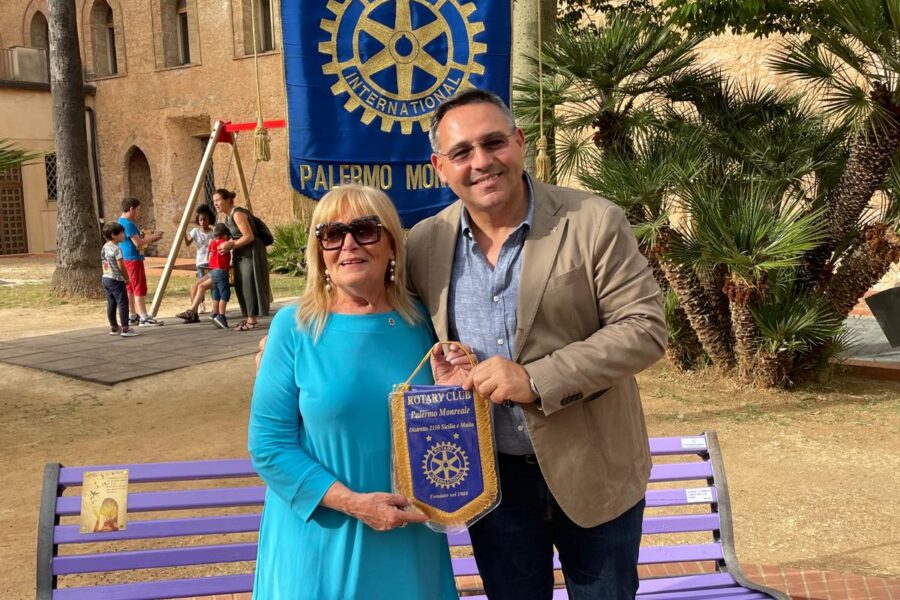 Inaugurata la “Panchina della gentilezza” accanto al parco giochi dell’Antivilla: Un progetto del Rotary con il Comune