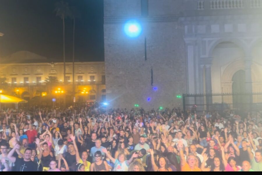 Grande successo ieri sera in piazza Guglielmo II per lo spettacolo dell’artista Paolo Noise Radio 105 e il gruppo EXesamaevent