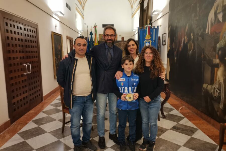 Alexander Garofalo campione di minienduro, premiato dal sindaco Alberto Arcidiacono