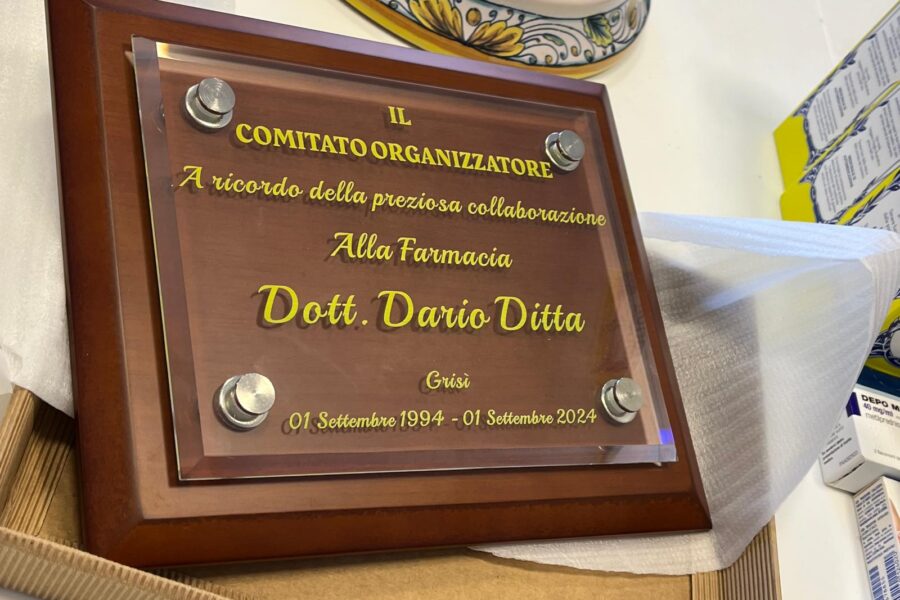 Una targa dal Comitato di Grisí al farmacista per i suoi 30 anni di attività a servizio della frazione