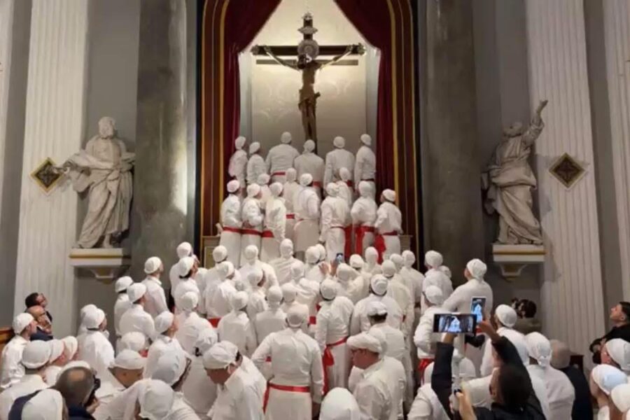 Rientra in Collegiata il Santissimo Crocifisso