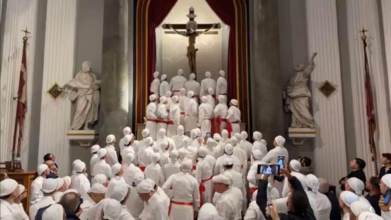Rientra in Collegiata il Santissimo Crocifisso