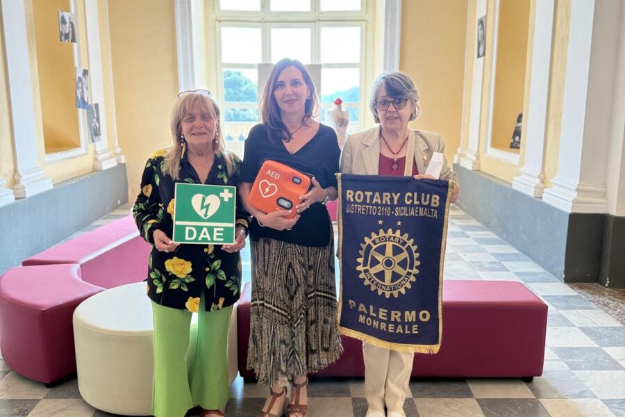 Consegnato stamattina a San Martino delle Scale un defibrillatore alla Scuola Primaria e Secondaria dal Rotary Club Palermo Monreale
