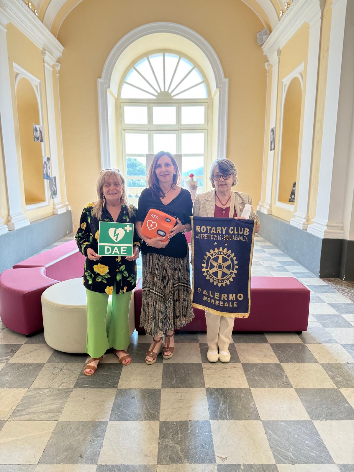 Consegnato stamattina a San Martino delle Scale un defibrillatore alla Scuola Primaria e Secondaria dal Rotary Club Palermo Monreale