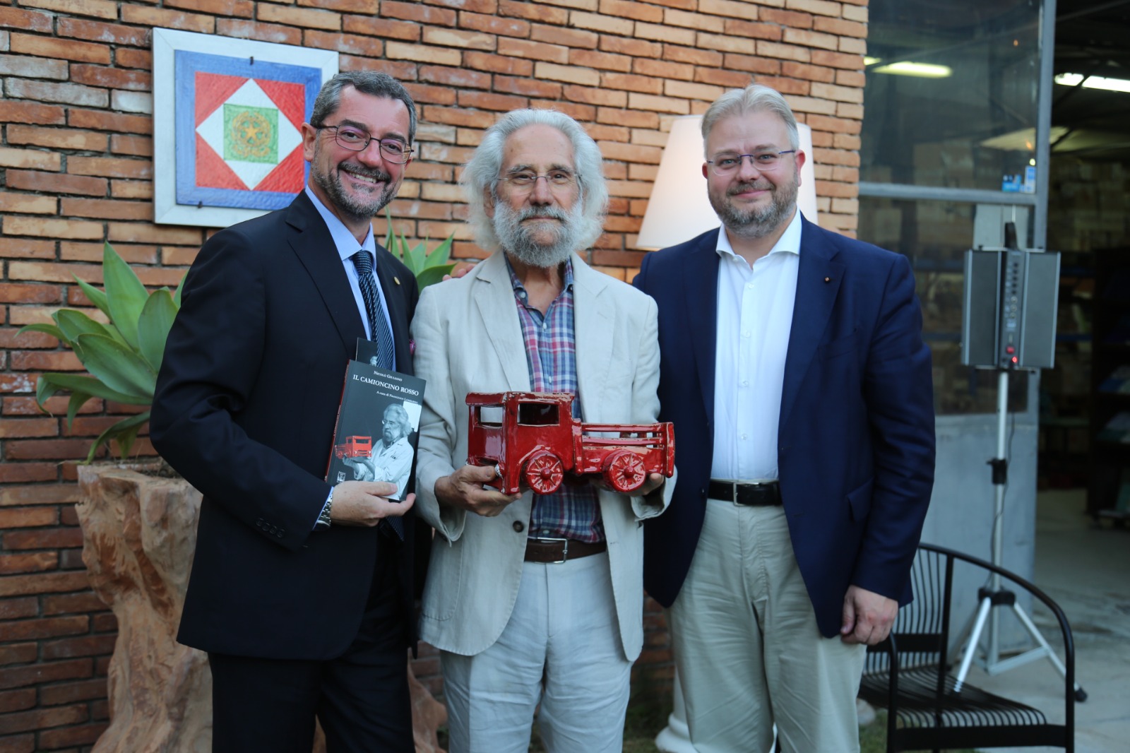 Nicolò Giuliano presenta “Il Camioncino Rosso”, un viaggio tra arte e vita