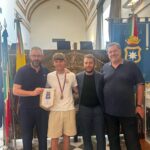 Il giovane Marco Faraci, portiere dell’Oratorio San Vincenzo de’ Paoli premiato dal sindaco Alberto Arcidiacono