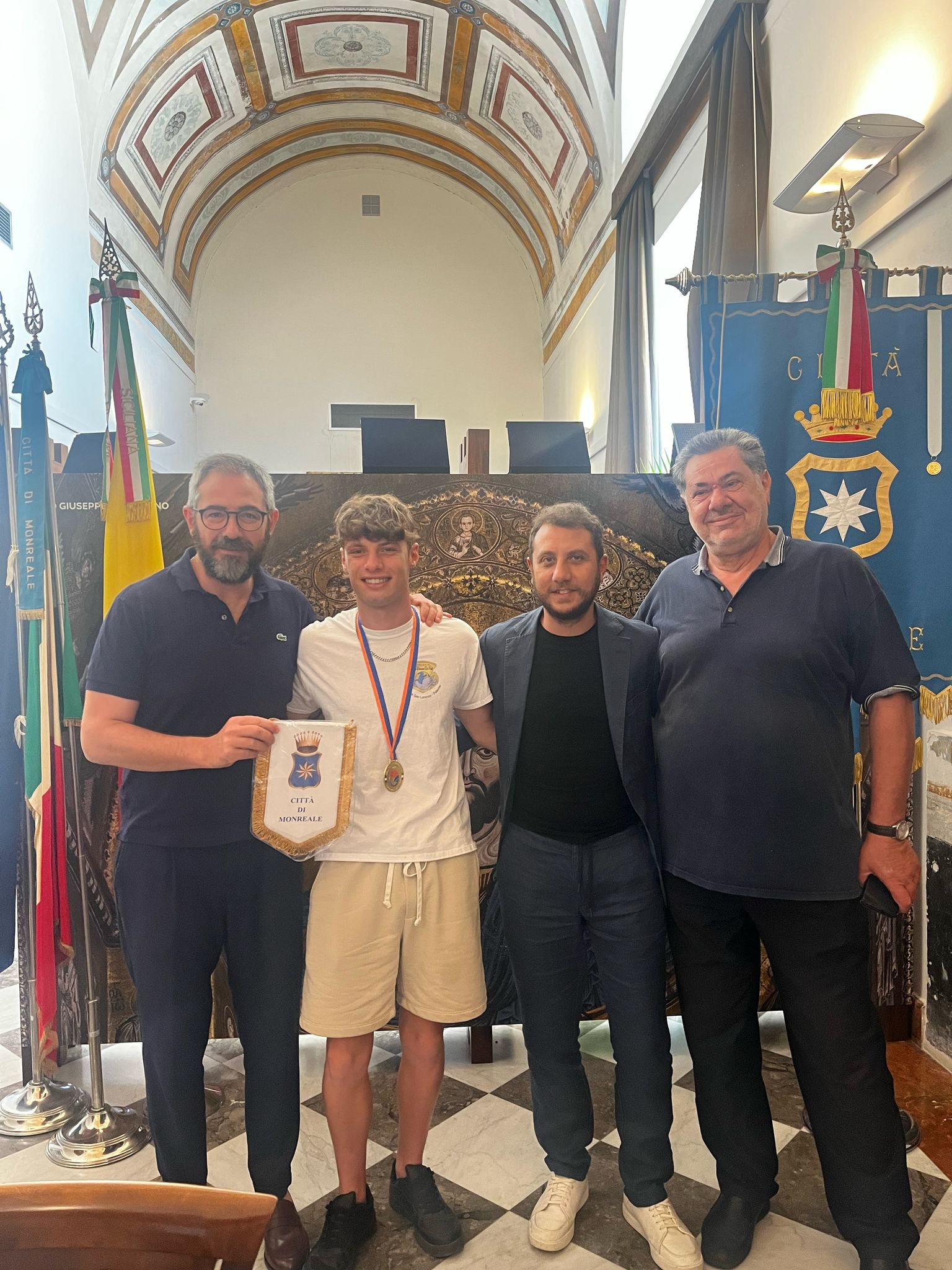 Il giovane Marco Faraci, portiere dell’Oratorio San Vincenzo de’ Paoli premiato dal sindaco Alberto Arcidiacono
