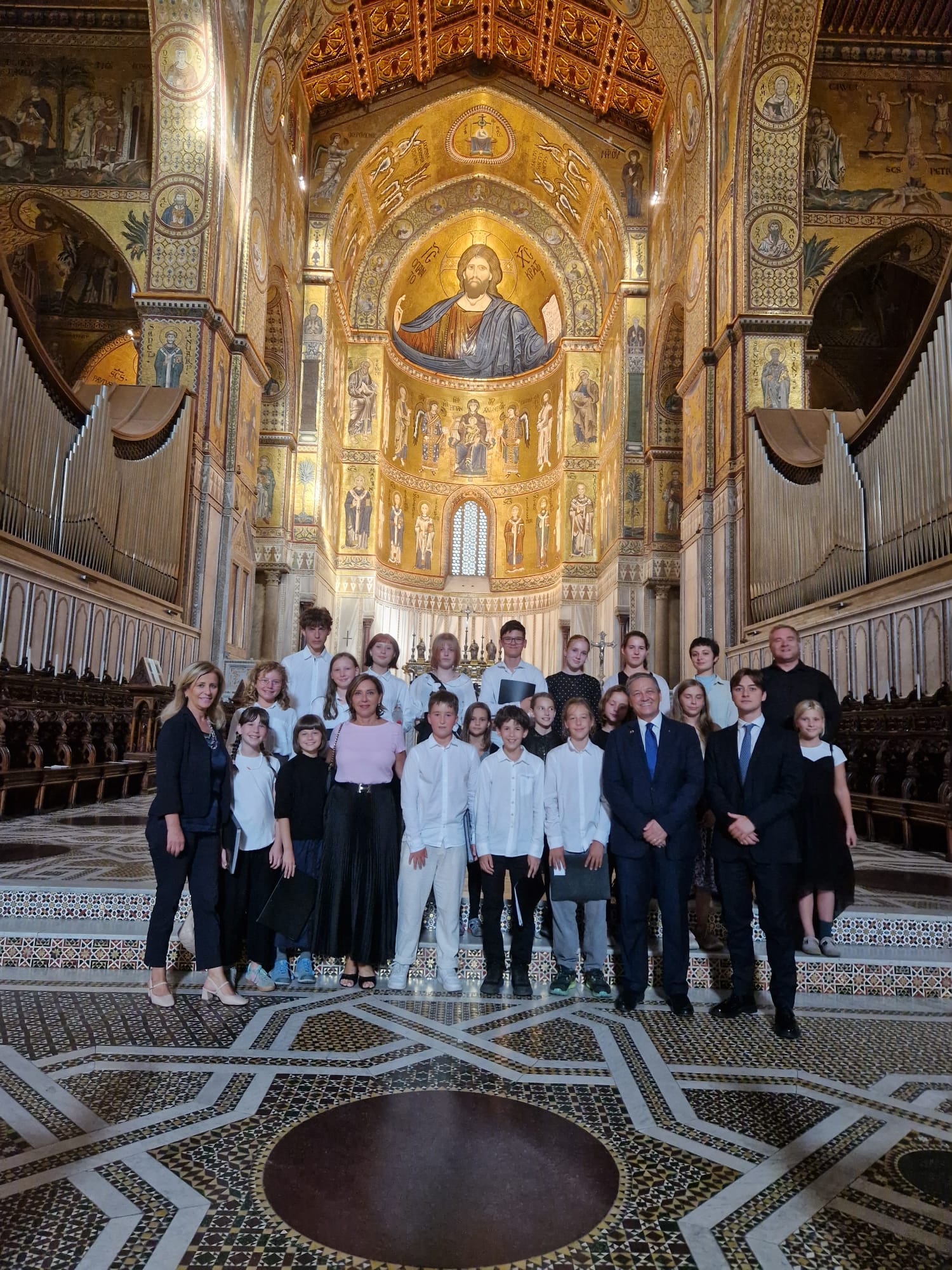 Un filo Musicale tra Monreale e Praga nel cuore del Duomo: centinaia di turisti incantati dalle voci del coro di Praga.